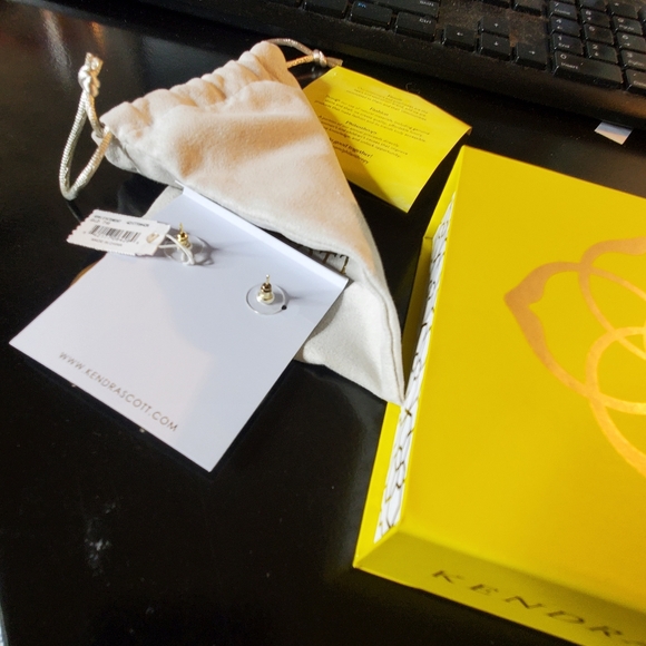 Kendra Scott Kira Statement Earrings Gold plated Brass New with tags attached - Picture 2 of 8